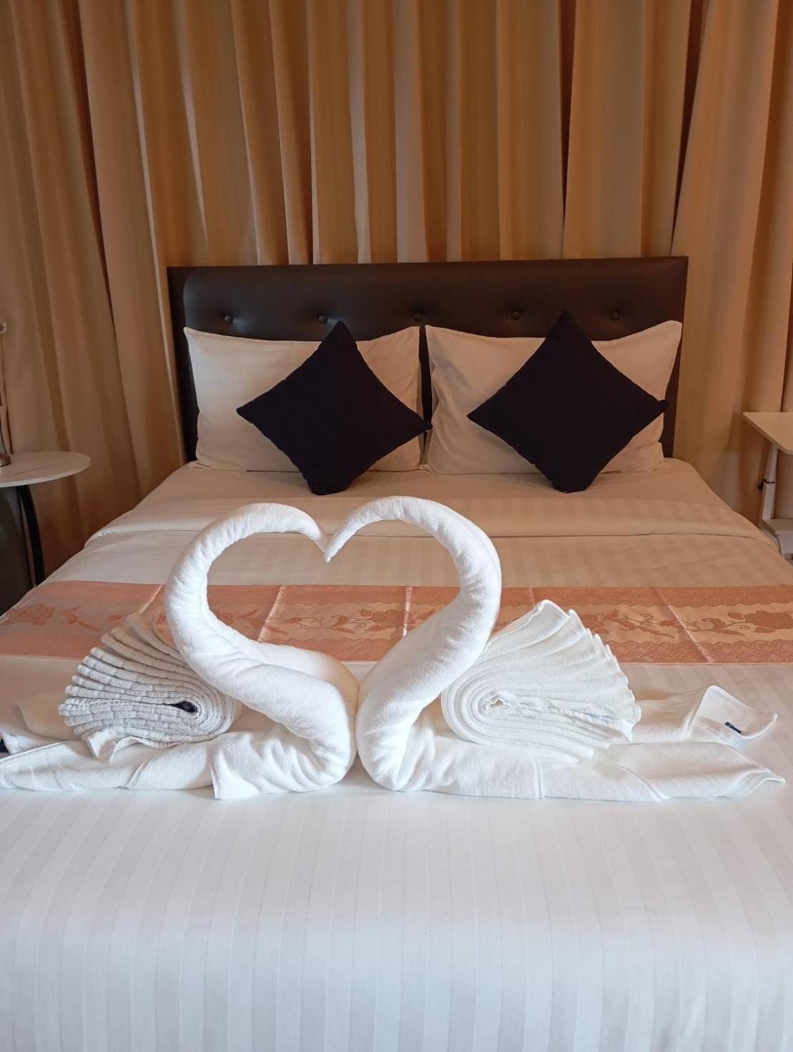 The Way Patong Hotel Exterior foto